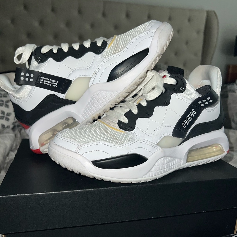 Jordan MA2 (Grade school) WHITE/BLACK-UNIVERSITY RED